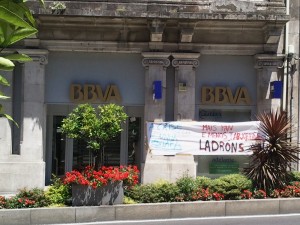 Pancartas en las puertas de los bancos